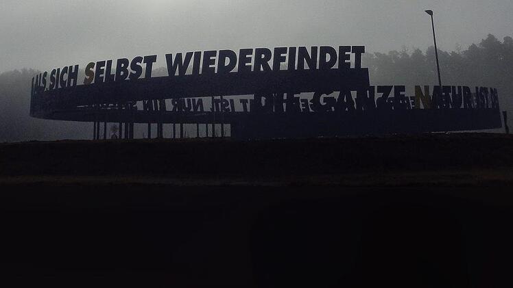 Das Zitat auf dem Kreisel: "Die ganze Natur ist dem Menschen, wenn er poetisch gestimmt ist, nur ein Spiegel, worin er nichts als sich selbst wiederfindet".  Foto: Thomas Baum-Nägel/privat
