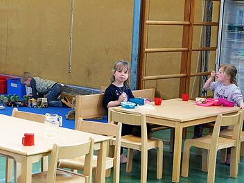 Die Holzmöbel für den Kindergarten - hier ein Archivbild der Ebenhäuser Kinder in der "Übergangsunterkunft" Turnhalle im April 2021 - werden sehr teuer.  Foto: Archiv Elisabeth Mehn