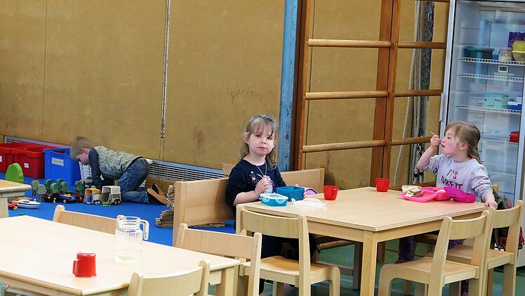 Die Holzmöbel für den Kindergarten - hier ein Archivbild der Ebenhäuser Kinder in der "Übergangsunterkunft" Turnhalle im April 2021 - werden sehr teuer.  Foto: Archiv Elisabeth Mehn