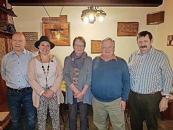 Der Obmann der Frankenwaldvereins-Ortsgruppe Nurn, Karlheinz Deuerling (rechts) , ehrte (von links) Wolfgang Dietz, Jessica Dietz, Eveline Sesselmann und Josef Sesselmann .