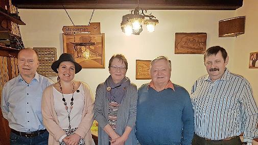 Der Obmann der Frankenwaldvereins-Ortsgruppe Nurn, Karlheinz Deuerling (rechts) , ehrte (von links) Wolfgang Dietz, Jessica Dietz, Eveline Sesselmann und Josef Sesselmann .