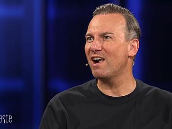 Was Tim Raue macht, kam wirklich noch nie vor in der Show: Er &uuml;berrascht sogar die Moderatorin Angelina Kirsch mit seiner Spontan-Entscheidung.