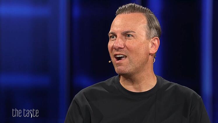 Was Tim Raue macht, kam wirklich noch nie vor in der Show: Er &uuml;berrascht sogar die Moderatorin Angelina Kirsch mit seiner Spontan-Entscheidung.