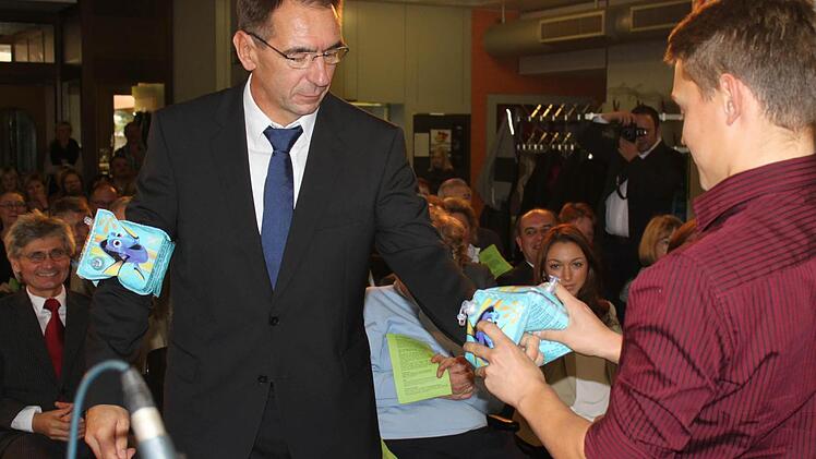Schwimmflügel sollen dem leidenschaftlichen Sportler Uwe Schönfeld auch bei der Arbeit (symbolisch) helfen.