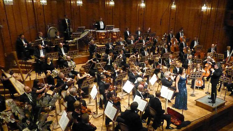 Die Nationalphilharmonie Warschau gastierte zum ersten Mal im Großen Saal des Regentenbaus. Am Pult stand ihr Chefdirigent Jacek Kaspszyk.