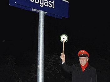 Am frühen Morgen des 6. Dezember 2012 empfing Bürgermeister Werner Diersch den ersten Zug, der am neuen Mittelbahnsteig des "runderneuerten" Trebgaster Bahnhofs hielt. Foto: Dieter Hübner