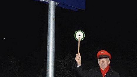 Am frühen Morgen des 6. Dezember 2012 empfing Bürgermeister Werner Diersch den ersten Zug, der am neuen Mittelbahnsteig des "runderneuerten" Trebgaster Bahnhofs hielt. Foto: Dieter Hübner