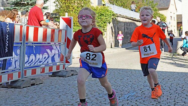 Die wahren Helden: Sowohl beim Bambini-Lauf als auch bei den beiden Schüler-Läufen rund um den Marktplatz lieferten die jüngsten Teilnehmer des Ritter-Kuno-Laufs eine beeindruckende Leistung ab und wurden dabei zu Recht von den Zuschauern gefeiert. Foto: Matthias Schneider