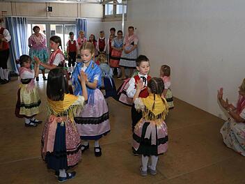 Die Leutenbacher Kinder beim TanzFotos: Franz Galster