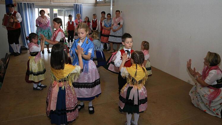 Die Leutenbacher Kinder beim TanzFotos: Franz Galster