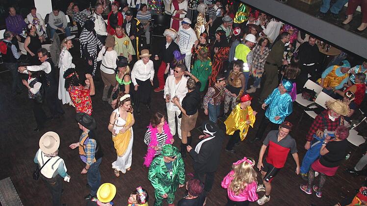 Impressionen von der Höchstadter Rosenmontagsparty. Foto: Johanna Blum