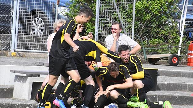 Erl&ouml;send muss sich das 1:0 &uuml;ber Burghausen/Windheim f&uuml;r R&ouml;mershag bei hohen Temperaturen anf&uuml;hlen. Der SV steigt damit in der letzten Spielsekunde vor der Verl&auml;ngerung in die Kreisklasse auf. Fotos: Hopf