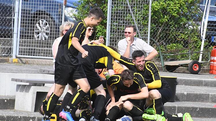 Erlösend muss sich das 1:0 über Burghausen/Windheim für Römershag bei hohen Temperaturen anfühlen. Der SV steigt damit in der letzten Spielsekunde vor der Verlängerung in die Kreisklasse auf. Fotos: Hopf