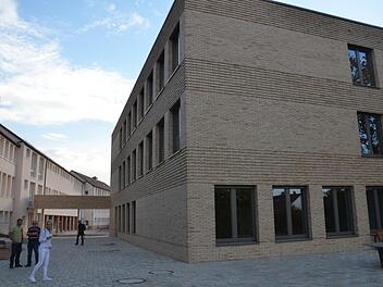 Rechts der neue Schulpavillon, links das Hauptgebäude: Die Einweihung ist für Dezember geplant.  Fotos: Bernhard Panzer