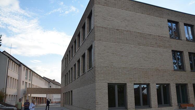 Rechts der neue Schulpavillon, links das Hauptgebäude: Die Einweihung ist für Dezember geplant.  Fotos: Bernhard Panzer