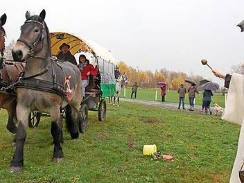 Religionspädagogin Martina Braun segnet Pferde beim Leonhardiritt auf dem Gelände des Reit- und Fahrvereins und des Vereins für Gebrauchshunde an der Krämere. Foto: Rainer Lutz (Archiv)