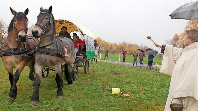 Religionspädagogin Martina Braun segnet Pferde beim Leonhardiritt auf dem Gelände des Reit- und Fahrvereins und des Vereins für Gebrauchshunde an der Krämere. Foto: Rainer Lutz (Archiv)