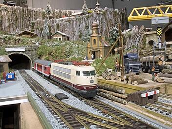 Die Eisenbahn-Ausstellung in der Kaiserpfalz zeigt ein Winterparadies mit Eisenbahnen, Güterzügen und historischen Lokomotiven. Auch für die Kleinsten gibt es bei Jim Knopf und Lukas mit ihrer Lok "Emma" etwas Besonderes zu sehen. Fotos: Josef Hofbauer