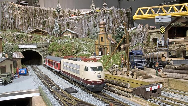 Die Eisenbahn-Ausstellung in der Kaiserpfalz zeigt ein Winterparadies mit Eisenbahnen, Güterzügen und historischen Lokomotiven. Auch für die Kleinsten gibt es bei Jim Knopf und Lukas mit ihrer Lok "Emma" etwas Besonderes zu sehen. Fotos: Josef Hofbauer