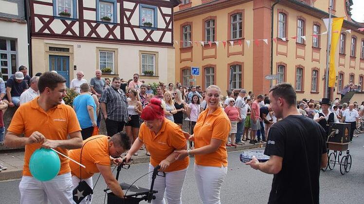 Die Juraschwestern sind auch präsent.