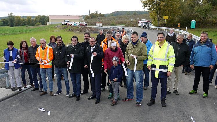 Der offizielle Akt für die Straßenfreigabe.- Foto: Berthold Köhler