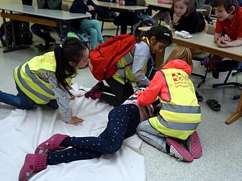Die Schulsanitäter demonstrierten, wie man eine Mitschülerin in die stabile Seitenlage bringt.    Foto: Richard Sänger