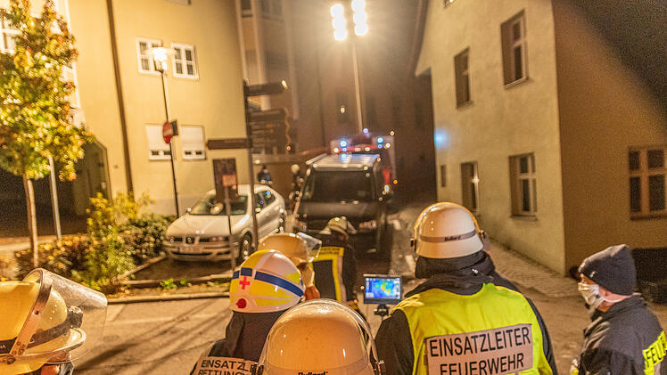Feuerwehr rettet Menschen vor den Flammen: Brand in dicht bebauter Altstadt