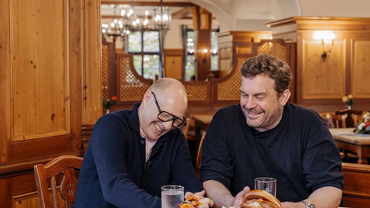 Sie kultivieren den neugierigen, nicht immer ganz ernsthaften Blick aufs Brauchtum: Sebastian Bezzel (rechts) und Simon Schwarz.
