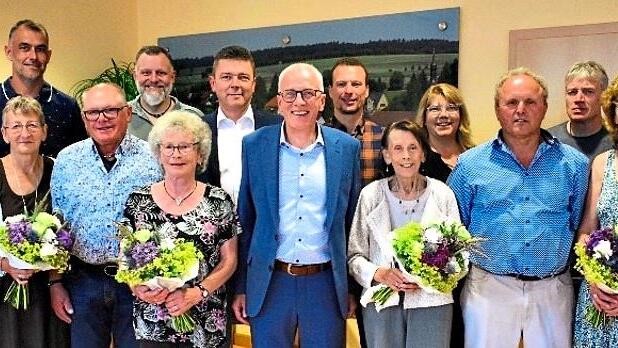 Anl&auml;sslich ihres Ausscheidens aus dem Gemeinderat Ermershausen wurden Klaus Welz, Walter Herold und Gertrud P&ouml;&szlig;necker sowie die Seniorenbeauftragte Lydia Steuter mit Blumen und Dankesworten verabschiedet.Julia Albrecht