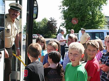 Siegfried Nürnberger (links) war mit Kindern, die er für den Straßenverkehr fit machte, in seinem Element. Foto: Evi Seeger
