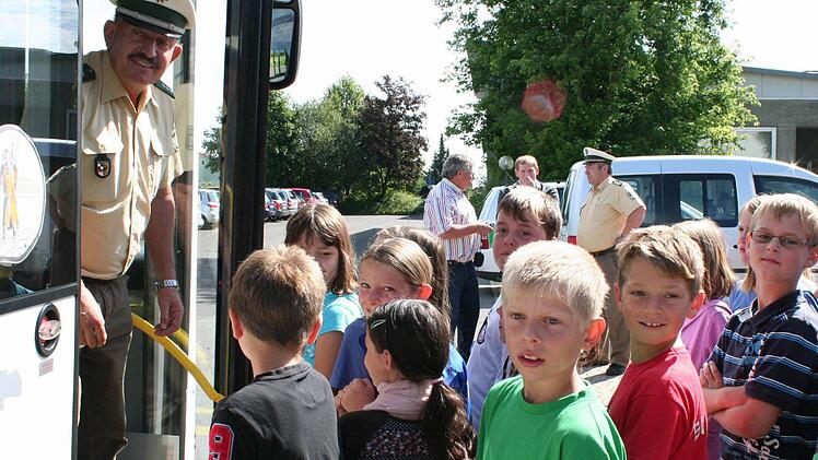 Siegfried Nürnberger (links) war mit Kindern, die er für den Straßenverkehr fit machte, in seinem Element. Foto: Evi Seeger
