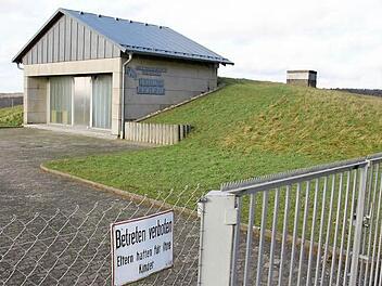 Durch diesen Hochbehälter auf dem Höhenzug zwischen Baunach- und Itzgrund zwischen Losbergsgereuth und Mürsbach fließt nicht nur viel Wasser, sondern auch Geld. Versorgt werden viele Dörfer der Gemeinden Rentweinsdorf und Rattelsdorf. Foto: Ralf Kestel