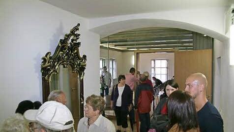 Ein paar Relikte aus der guten alten Zeit zieren die Räume des mit einem Aufwand von 4,3 Millionen Euro runderneuerten Schlosses von Sassanfahrt. Die Ortsbevölkerung und Gäste aus nah und fern überzeugten sich von der gelungenen Renovierung.  Foto: Werner Baier