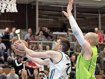 Alexander Engel, der aufgrund des verletzt fehlenden Steffen Hamann viel Verantwortung im Spielaufbau übernehmen musste, zieht am Ehinger Patrick Simon (r.) vorbei. Fotos: sportpress