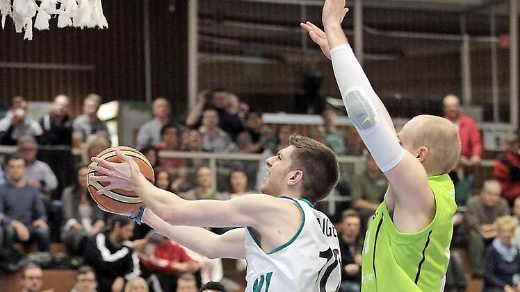 Alexander Engel, der aufgrund des verletzt fehlenden Steffen Hamann viel Verantwortung im Spielaufbau übernehmen musste, zieht am Ehinger Patrick Simon (r.) vorbei. Fotos: sportpress