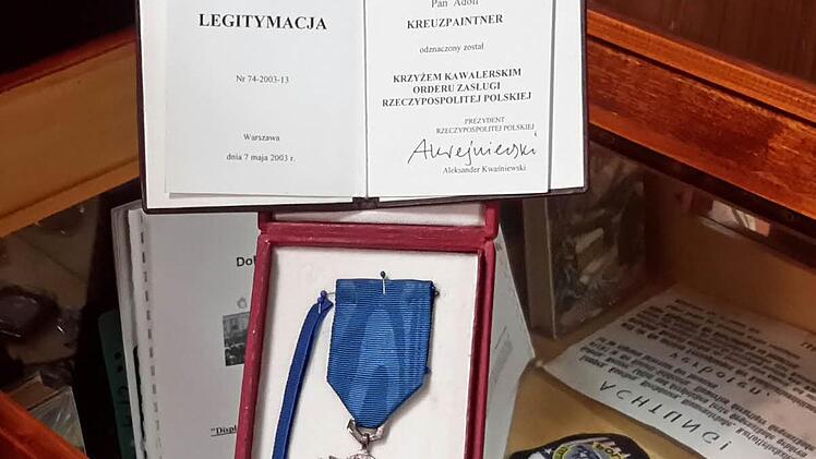 Für seinen Einsatz für die Völkerverständigung und das Engagement auf dem Polenfriedhof wurde Kreuzpaintner das Kavalierskreuz des Verdienstordens der Republik Polen verliehen. Foto: Rolf Pralle