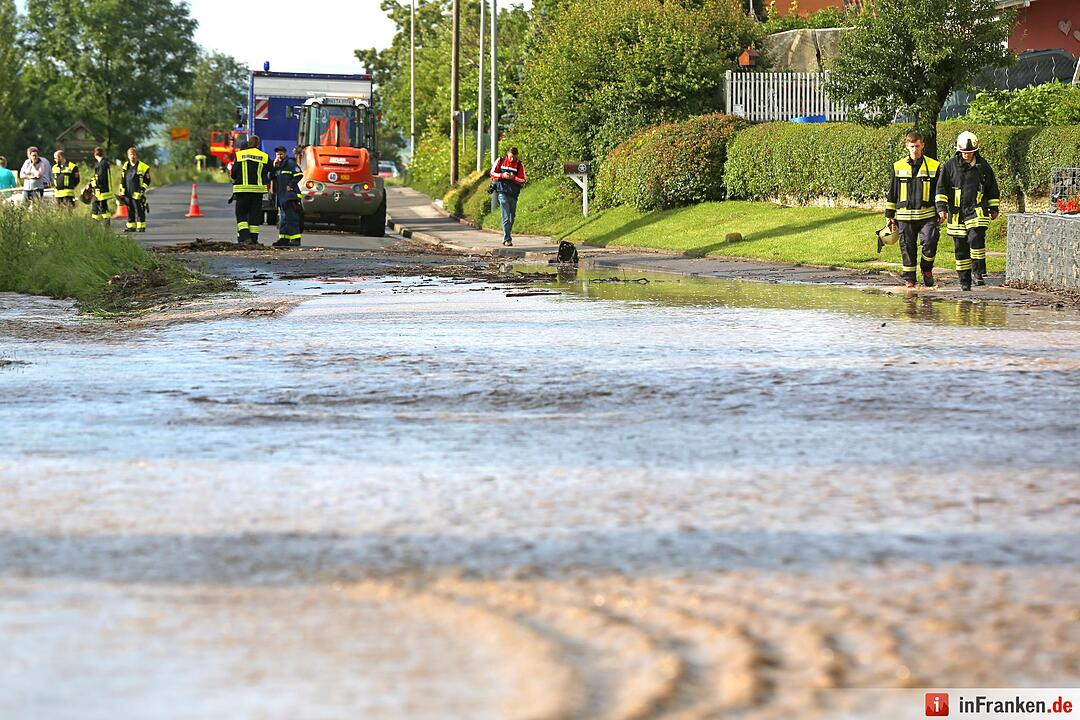 Erneuter Starkregen setzt Ortschaften unter Wasser