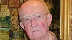 Zeitzeuge Norbert Kittel zeigt seinen Ausweis, den die Sowjetunion dem ehemaligen Kriegsgefangenen ausgestellt hat. Foto: mkh