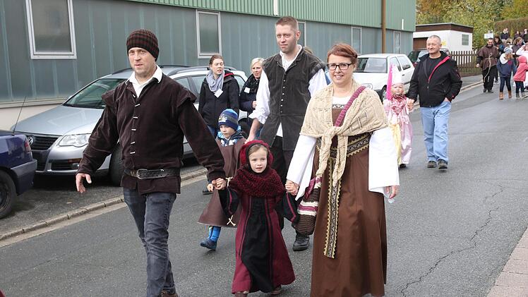 Der Kindergarten zog als Burgfrauen und Ritter im Umzug durch den Ort. Foto: Michael Stelzner