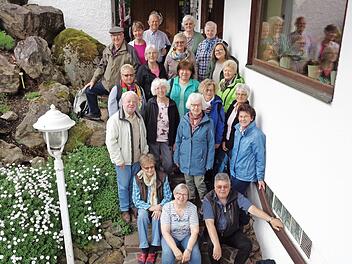 Ganz vorne in der Mitte sitzend Reiseleiterin Rosemarie Karpinski vom FGV, hinten links mit M&uuml;tze und Brille Herbert Lochner, der Vorsitzende der FGV-Ortsgruppe Foto: privat