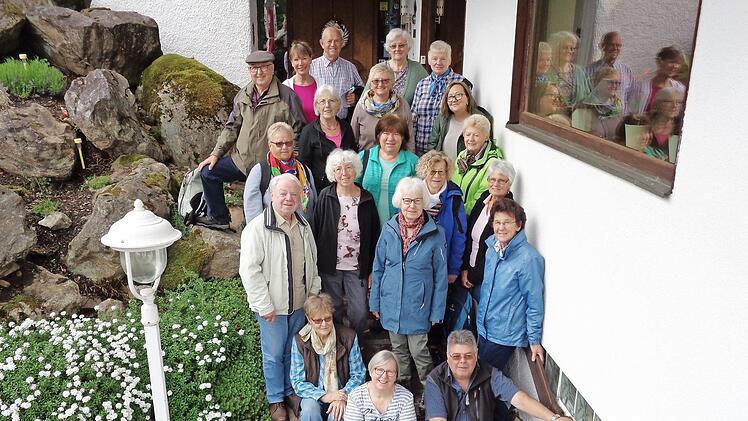 Ganz vorne in der Mitte sitzend Reiseleiterin Rosemarie Karpinski vom FGV, hinten links mit M&uuml;tze und Brille Herbert Lochner, der Vorsitzende der FGV-Ortsgruppe Foto: privat