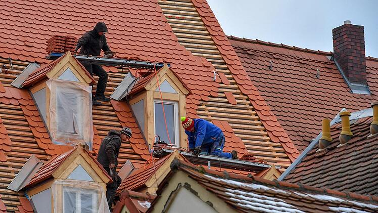 Im Ausbaugewerbe gibt es nach wie vor viele Aufträge, hier Dachdecker an einem Haus in Bamberg. Ronald Rinklef