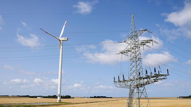 Windrad und Strommast