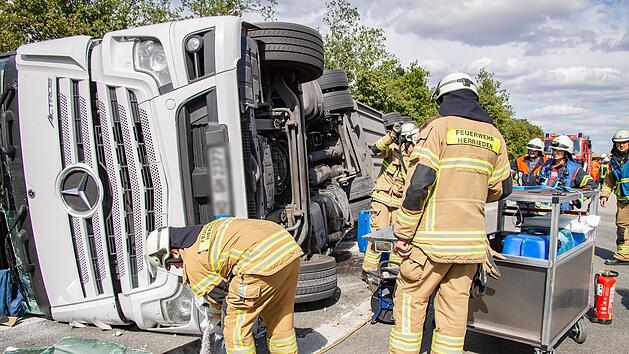 Mit 25 Tonnen Milch beladen: Lastwagen kommt von A6 ab und kippt um