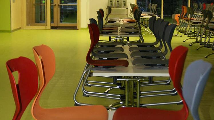 Hier gibt's das Essen - Blick in das Innere der Mensa.