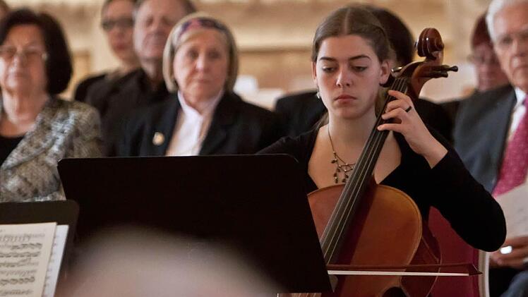 Judith Adamczewski (Violoncello)