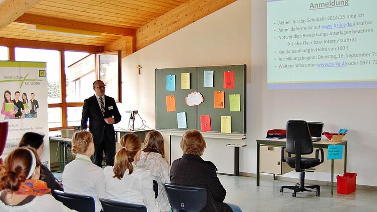 Studienrat Fabian Wahler präsentiert das Studienangebot der seit 2012 bestehenden Hotelfachschule.