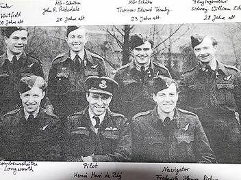 Die sieben getöteten englischen Fliegersoldaten  Foto: Repro:Schaar