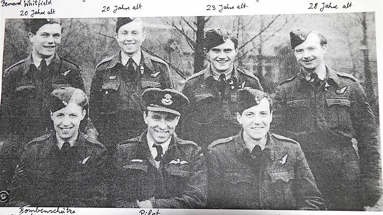 Die sieben getöteten englischen Fliegersoldaten  Foto: Repro:Schaar