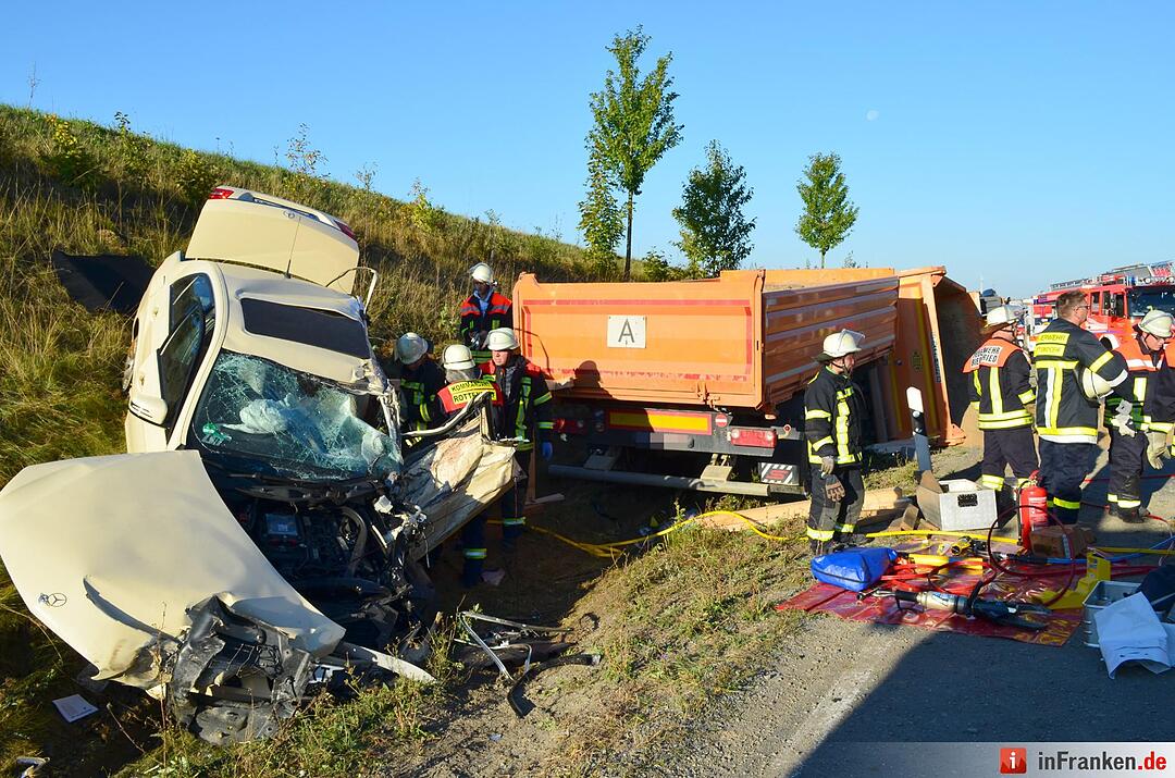 Lkw rammt Taxi auf B8